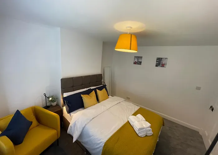 Stylish Coventry Home With Office & Double Beds