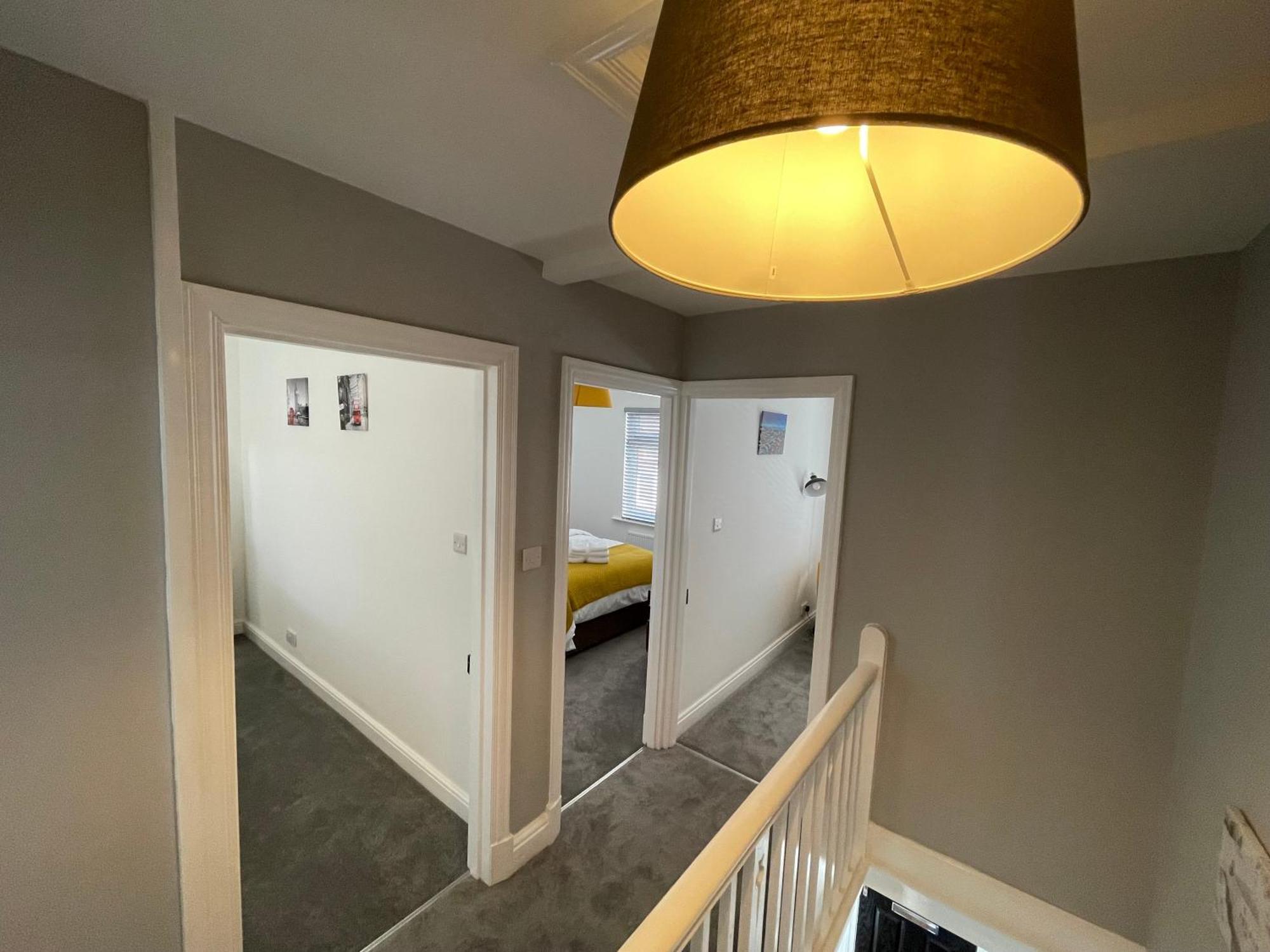 Apartment Stylish With Office & Double Beds