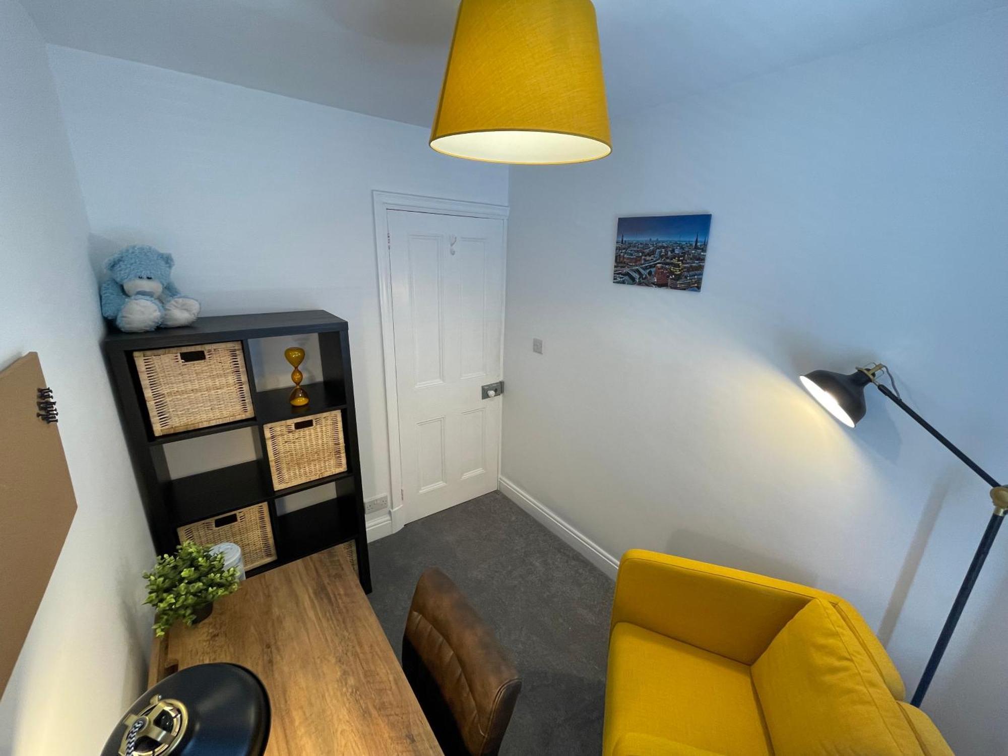 Stylish With Office & Double Beds Apartment Coventry