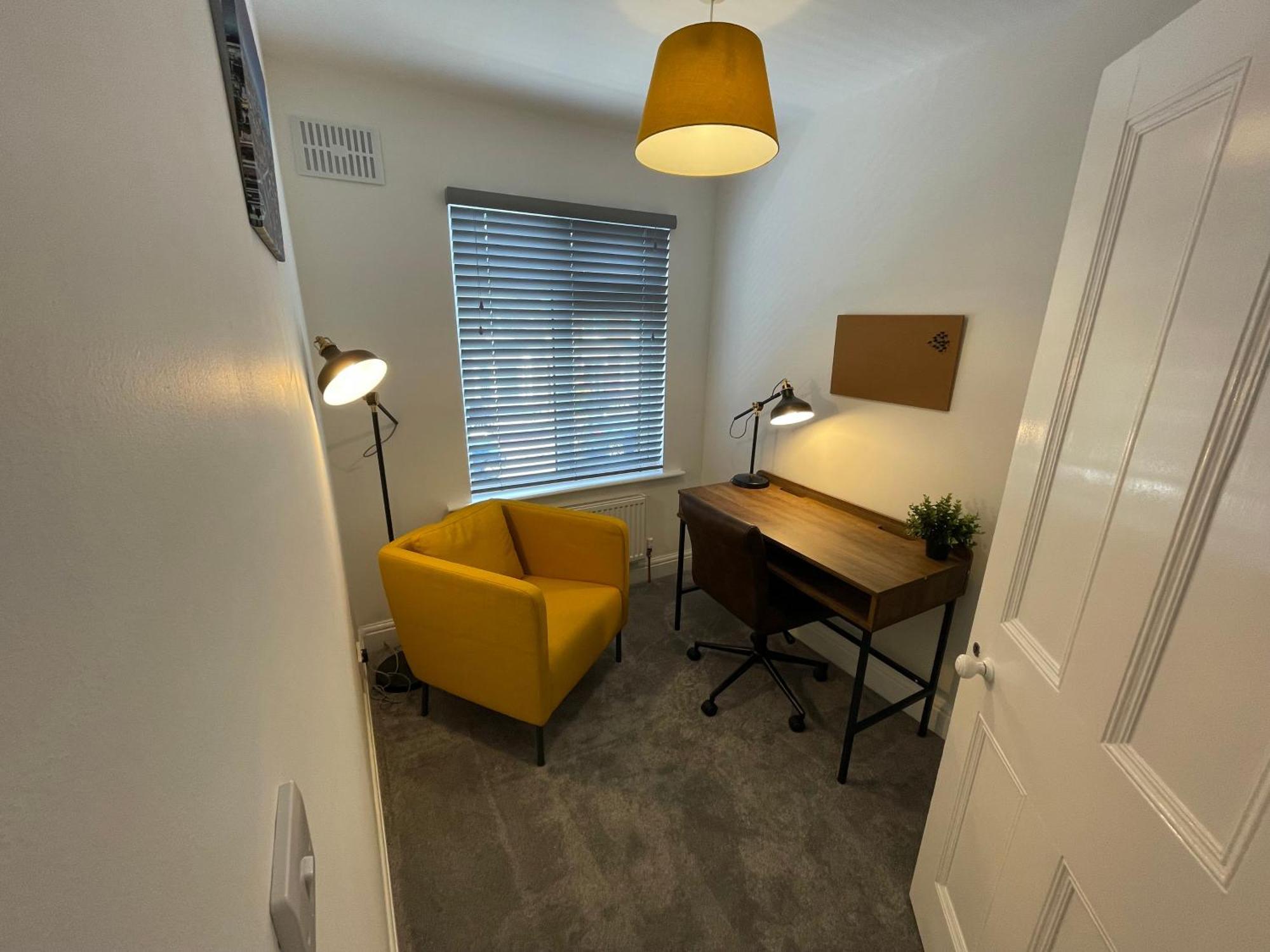Stylish With Office & Double Beds Apartment Coventry