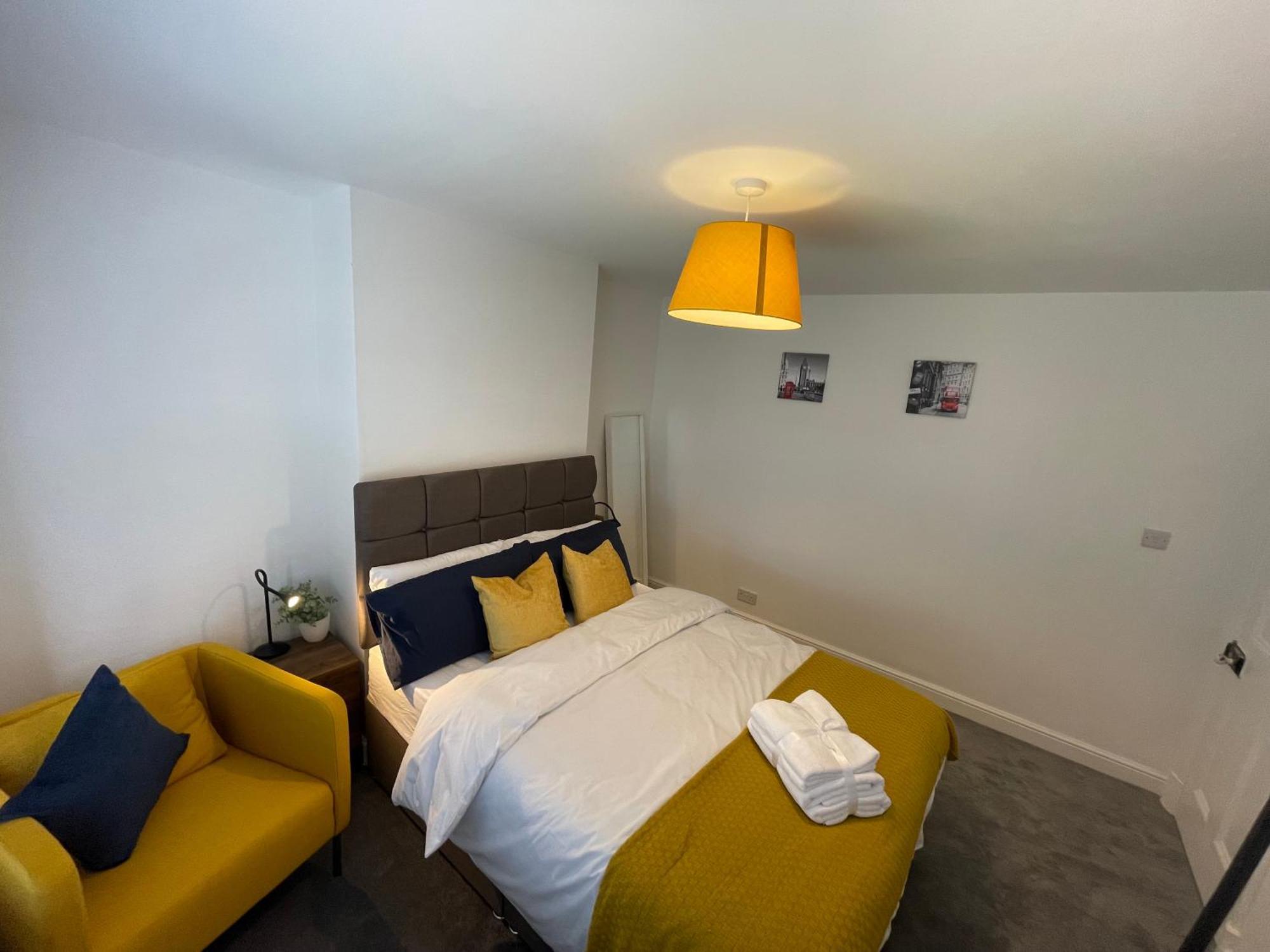 Stylish With Office & Double Beds Apartment Coventry
