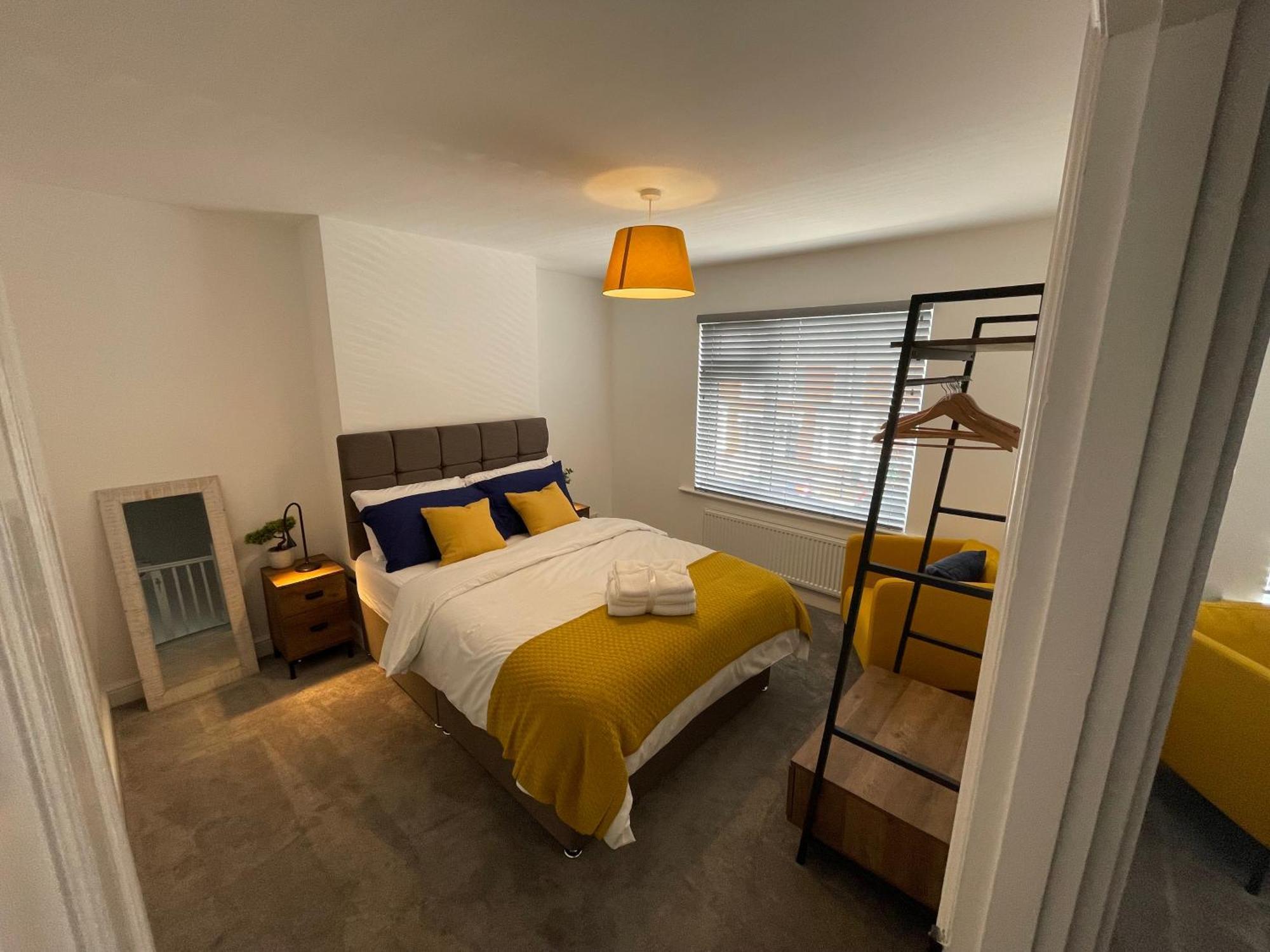 Stylish With Office & Double Beds * Coventry